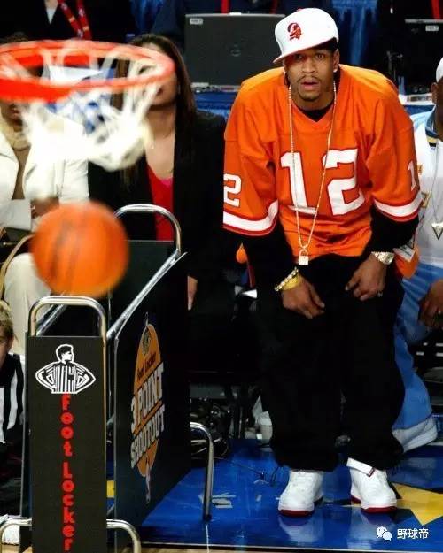 🦅官方：水晶宫将身穿我们的2025／26赛季红蓝配色主场球衣（🦅官宣：水晶宫将身披我们2025／26赛季红蓝主场战袍）