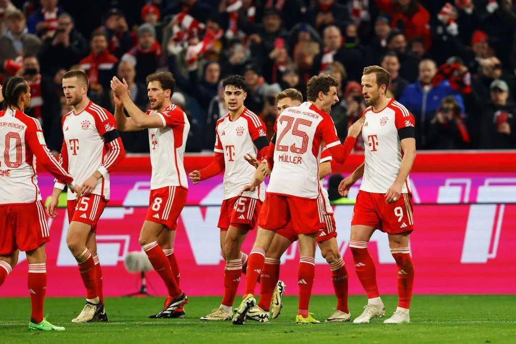 记者：不止巴黎和巴萨有意穆尼奥斯，曼城和切尔西也在关注他（记者：除巴黎与巴萨外，曼城、切尔西亦在关注穆尼奥斯）